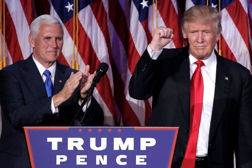 大統領選の勝利集会に臨んだドナルド・トランプ氏(左)と副大統領に就任予定のインディアナ州知事・マイク・ペンス氏。(写真=ロイター/アフロ)