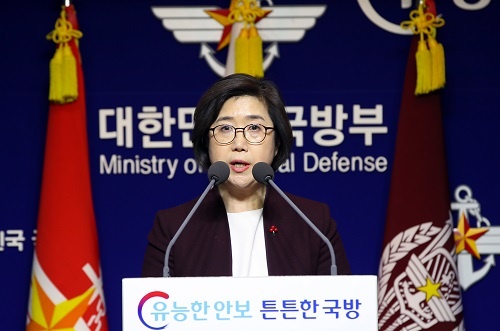 日本が哨戒機の動画を公開したことに遺憾の意を表明する韓国国防部の崔賢洙(チェ・ヒョンス)報道官( 写真:YONHAP NEWS/アフロ)