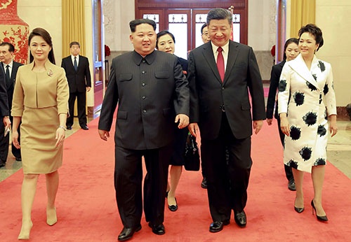 夫人と共に中国に歓待された金正恩委員長(左から2人目)。左隣は李雪主夫人。右隣は習近平国家主席、一番右は彭麗媛夫人(提供:KNS/KCNA/AFP/アフロ)