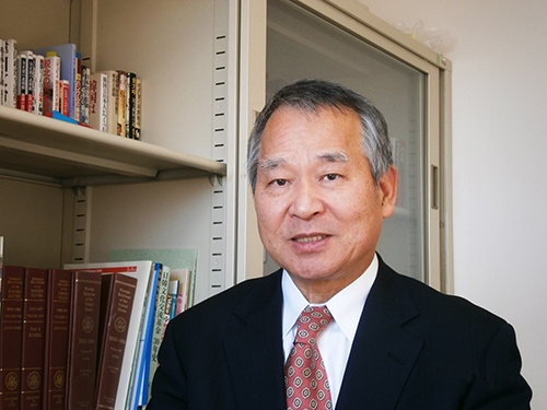 <span class="fontBold">武貞 秀士(たけさだ・ひでし)氏</span><br /> 拓殖大学大学院特任教授。<br /> 専門は朝鮮半島の軍事・国際関係論。慶應義塾大学大学院修了。韓国延世大学韓国語学堂卒業。防衛省防衛研究所に教官として36年間勤務。2011年、統括研究官を最後に防衛省退職。韓国延世大学国際学部教授を経て現職。著書に『韓国はどれほど日本が嫌いか』(PHP研究所)、『防衛庁教官の北朝鮮深層分析』(KKベトスセラーズ)、『恐るべき戦略家・金正日』(PHP研究所)など。