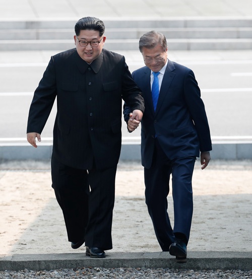 金正恩委員長(左)と文在寅大統領はともに軍事境界線を越えた(写真=アフロ)