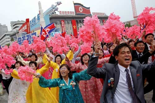 36年ぶりの党大会を受け、平壌で祝賀パレードが行われた(写真:ロイター/アフロ)