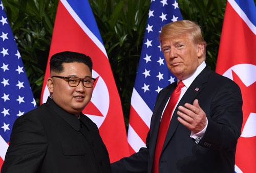 一見したところ会談を主導したトランプ米大統領(右)。果たして交渉上手はいずれだったのか(写真:AFP/アフロ)