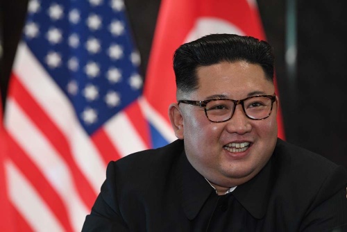 この笑顔は米国との和解を達成した喜びを表すのか、非核化で譲歩しなかったことの達成感をしめすのか(写真:AFP/アフロ)
