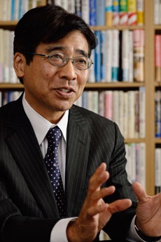 <b>川上 高司(かわかみ・たかし)氏</b><br /> 拓殖大学教授<br /> 1955年熊本県生まれ。大阪大学博士(国際公共政策)。フレッチャースクール外交政策研究所研究員、世界平和研究所研究員、防衛庁防衛研究所主任研究官、北陸大学法学部教授などを経て現職。この間、ジョージタウン大学大学院留学。(写真:大槻純一)
