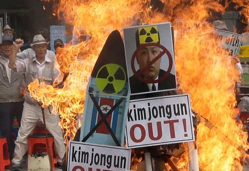 北朝鮮の核実験に抗議する韓国の市民(写真:AP/アフロ)