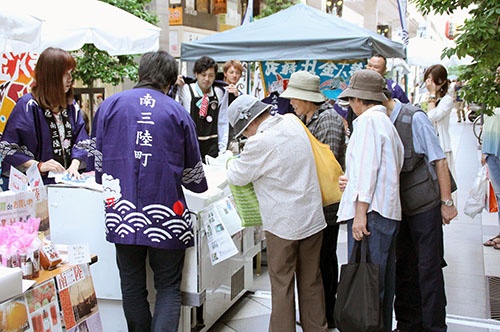 仙台などでは被災地産品を販売するイベントが開催されるが、復興は道半ばだ(写真:共同通信社)
