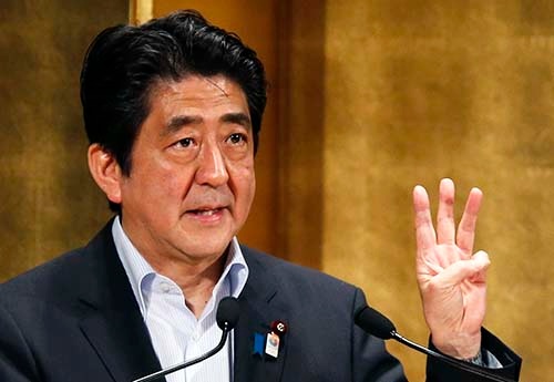 2013年、成長戦略の柱の1つとして「国家戦略特区」の創設について説明する安倍晋三首相 (写真:ロイター/アフロ)