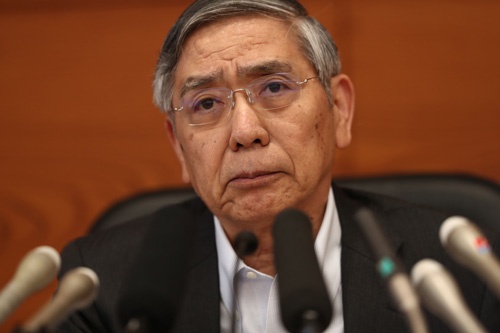 金融緩和策の修正を決めた黒田日銀総裁(写真:AFP/アフロ)