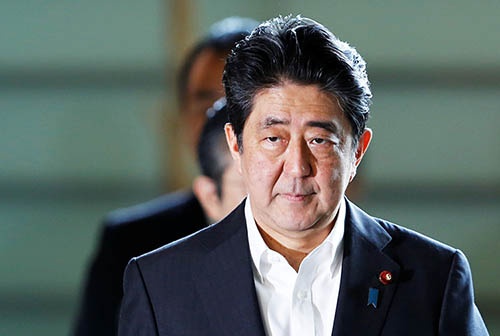 安倍首相は、内閣支持率が続落するなかで内閣改造を3日に実施したが…(写真:ロイター/アフロ)