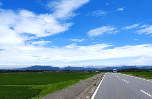 「地方創生」を安倍政権が看板政策に掲げて2年になる。「地方の自主性」が強調されてはいるものの、結局は国に頼らなければ地域経済は回らない仕組みのままだ。創意工夫で税収を増やすと、翌年の交付税が減額されてしまうという側面もある。地方交付税制度を抜本的に見直す必要がある。