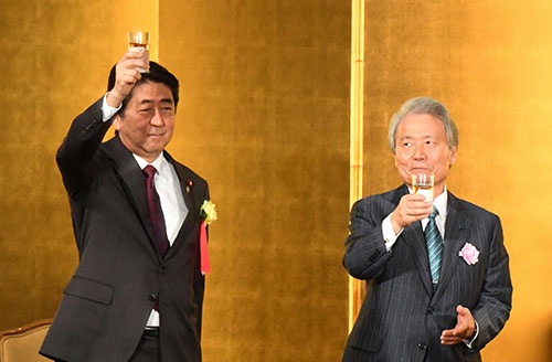 安倍晋三首相は経済界に対して、利益の増加分を賃上げなどに回すよう求め続けている。(写真:毎日新聞社/アフロ)