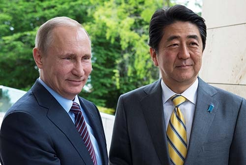 安倍首相は「北方領土問題」に象徴される日露関係を、残された最大の「戦後レジーム」と位置付け、問題終結に意欲を見せている。(写真:Kremlin/Sputnik/ロイター/アフロ)