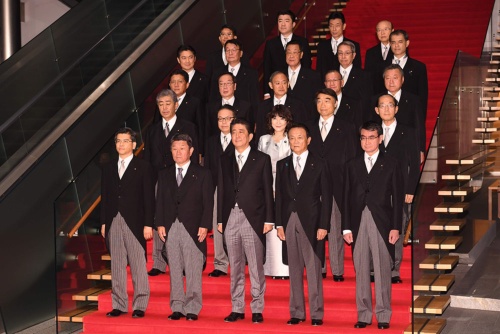 首相官邸で記念撮影した第4次安倍改造内閣(写真:AFP/アフロ)