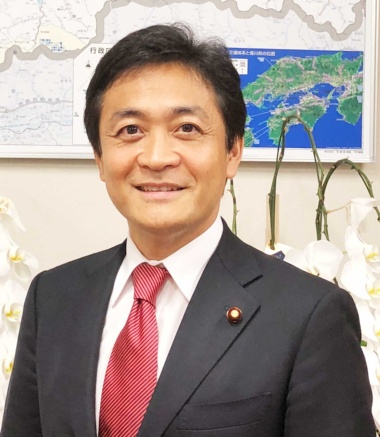 <span class="fontBold">玉木雄一郎(たまき・ゆういちろう)氏</span><br /> 1969年香川県生まれ。東京大学法学部卒業、1993年に大蔵省(現・財務省)に入る。1997年米ハーバード大学ケネディスクールに官費留学。2001年大阪国税局総務課長、2002年内閣府特命担当大臣秘書専門官などを務めた。2005年財務省主計局主査を最後に退官。同年の衆議院議員総選挙に民主党公認で立候補するも落選。2009年総選挙で初当選。以降当選4回。2016年民進党代表選挙に立候補するも蓮舫氏に敗れた。2017年希望の党共同代表。2018年国民民主党共同代表を経て、2018年9月代表選挙で代表に選出された。