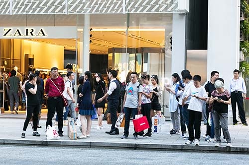 国慶節の連休(国慶節は10月1日、今年は10月1日~7日までが連休)を利用して訪日した中国人観光客が、東京・銀座でショッピングをしている様子。2、3年前のように「爆買い」する観光客は少なくなっているようだ。(写真:Rodrigo Reyes Marin/アフロ)