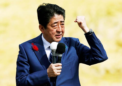選挙期間中に演説をする安倍首相。この時期に株価が上がったことは自民党にとって追い風となった。(写真:ロイター/アフロ)