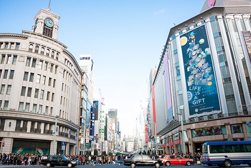 外国人観光客には「化粧品」と「ハイエンドブランド」が根強い人気だ。東京・銀座は人通りが絶えない(写真:アフロ)