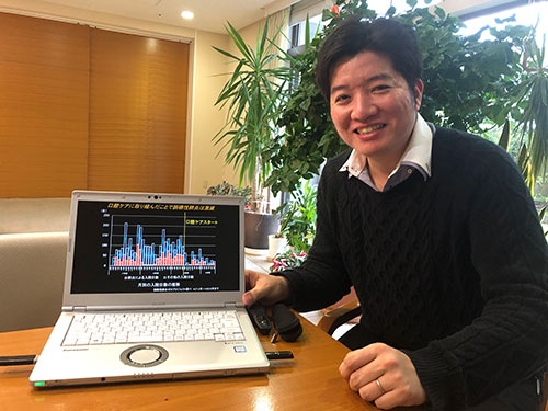 口腔ケアで肺炎などによる入院が激減したデータを示す歯科医師の瀧内博也・クロスケアデンタルCEO