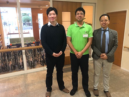 左から歯科医師の瀧内博也・クロスケアデンタルCEO、特別養護老人ホーム「マナハウス」の小金丸誠施設長、起業家の浜俊壱・クロスケアデンタルCOO
