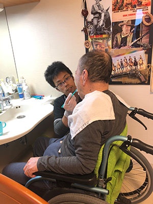 福岡市西区の特別養護老人ホーム「マナハウス」で口腔ケアを行う介護職員
