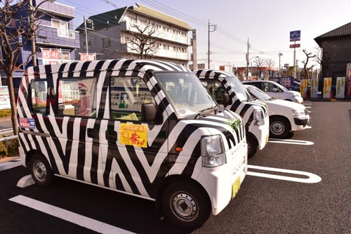 ヤマグチの営業車「シマウマカー」。顧客の注意を引くように目立たせている(写真:菊地一郎、以下同)