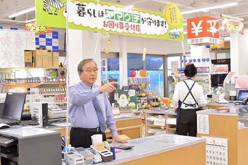 山口社長は週末店頭に立ち、顧客とコミュニケーションを取る(写真:菊地一郎、以下同)