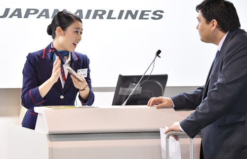 外国人客を出迎える羽田空港勤務の町野さん