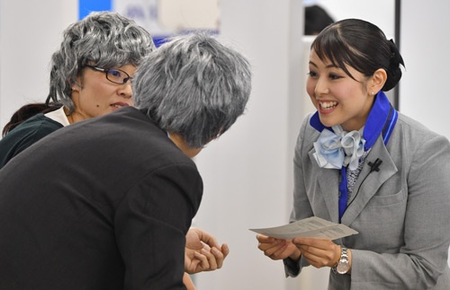 老夫婦役にどのように対応するのかなどが評価項目の一つに。写真右手が今回優勝した高野早希さん