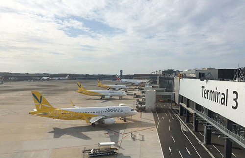 成田空港に留まるバニラの機体。飛行機の数も順次、増えている