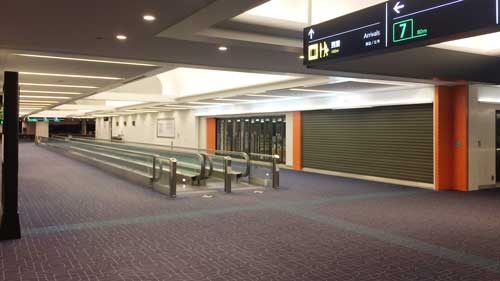 到着した深夜1時の羽田空港は、昼間とはうって変わって、人がほとんどいない