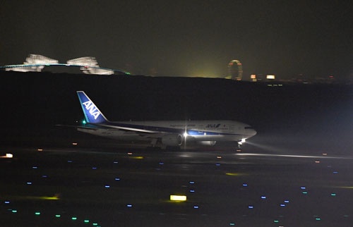 羽田を離陸するANA初の777退役機