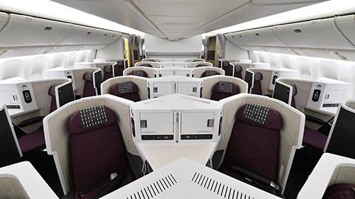 JALが投入した新ビジネスクラスの様子。日本の航空会社では初となる「ヘリンボーン配列」だ(撮影:吉川 忠行、ほかも同じ)