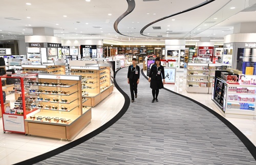 国内初導入となる関西国際空港の新LCCターミナル「第2ターミナルビル(国際線)」のウォークスルー型ショッピングエリア(写真:吉川 忠行、以下同様)