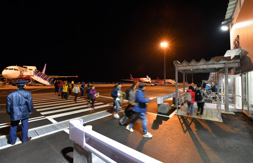 関西国際空港の新ターミナルへ向かう到着初便となったピーチ・アビエーションの香港発関空行きMM68便の乗客