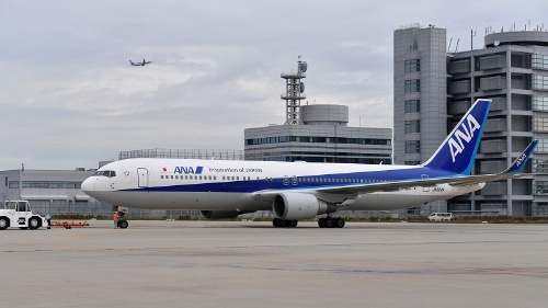 関空第1ターミナルから出発する国際線出発初便のANAの上海行きNH973便