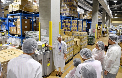 機内に搭載する酒類や食料品を補完する保税倉庫を見学する参加者