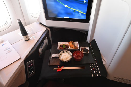 機内食が並んでも、テーブルには十分なゆとりがある