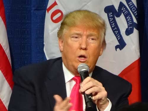 1月31日にアイオワ州内で開かれた集会で話をするトランプ
