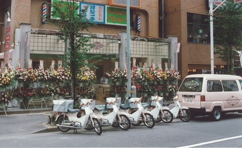 配送用のオートバイや車はピンク色を基調にした(三島屋提供)