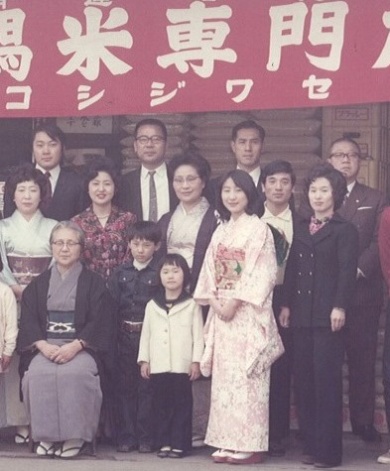 1973年。「ワ」の字の下が新保圭司郎さん、右端が妻のまさみさん、中央やや後ろで紺色の服の男の子が健介さん