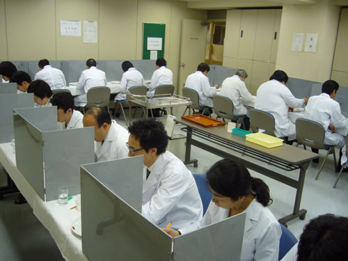 コメの食味の試験風景（東京都中央区、日本穀物検定協会提供）