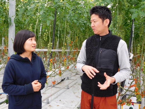 浅井氏と話す中国人研究者の呉婷婷氏。中国の大学で農業を学び、三重大の大学院に進んだ(津市の実験棟)