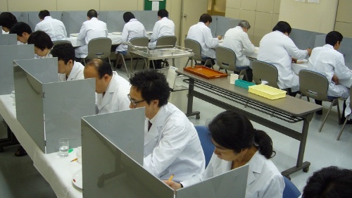 コメの食味試験の様子(写真は日本穀物検定協会提供)