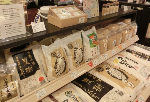 日本橋三越本店の越後ファームの売り場。同社をはじめ各地のブランド米が並ぶ(東京都中央区)