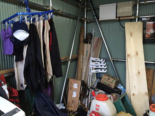 2月にできた作業小屋。くつろぎの空間でもある。(東京都八王子市)