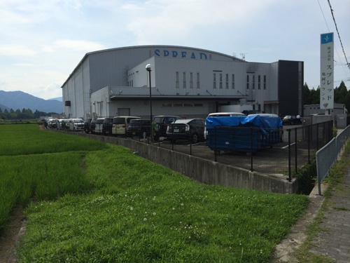 田んぼに囲まれたスプレッドの植物工場(京都府亀岡市)
