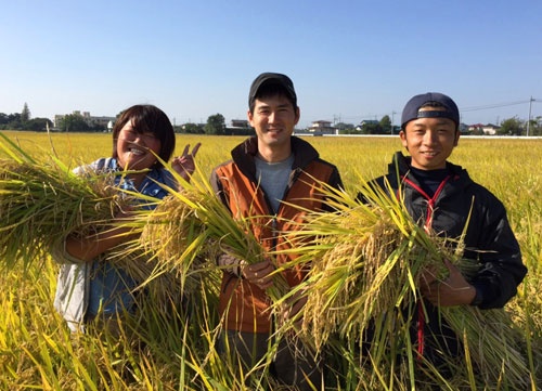 初の収穫を喜ぶスタッフ(埼玉県羽生市)=写真はイオンアグリ創造提供