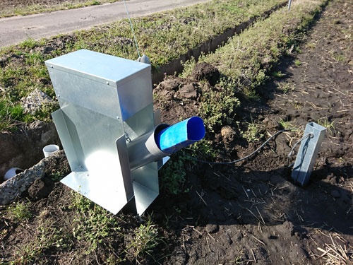 横田農場のあぜに設置した自動給水機(茨城県龍ケ崎市)