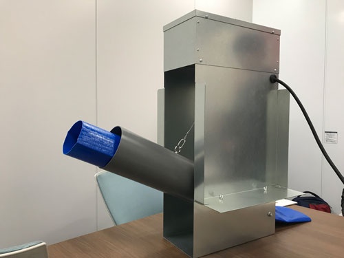 センサーの水門部分の機材。中央のパイプが自動制御で上下する(都内で開かれた説明会)